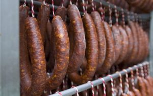 Chorizo Zamorano. De categoría extra, el Chorizo Zamorano destaca por su sabor, que resulta suave, agradable y equilibrado. Además, presenta un menor contenido en grasa y mayor proporción de magro. Se realiza en tripa natural y es un chorizo de acidez baja-media, debido a que el proceso de curación es lento y gradual. La materia prima básica empleada para su elaboración son carnes frescas de cerdos grasos de capa blanca procedentes de la provincia.