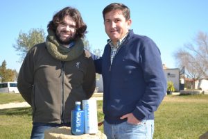 Víctor Pérez, a la izquierda, ingeniero agrónomo, está al frente del proyecto. A la derecha, Borja Andrán, Sales Manager, con quien recorrimos parte de las 380 ha de Finca La Torre.