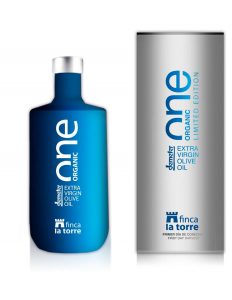 Finca la Torre ONE Organic Edición Limitada Ingredientes: Aceite de Oliva Virgen Extra Ecológico y Biodinámico. . Certificados: Ecológico, Demeter e ISO 9001. Consejos de utilización: Almacenar en un lugar seco y fresco alejado del sol directo. Valor nutricional y energético (por 100 gr): Energía: 884 kcal. Proteína 0 gr. Carbohidrato 0 gr. Total Grasas 100 gr. Saturada 13 gr. Trans 0 gr. Monoinsaturada 79 gr. Poliinsaturada 9 gr. Colesterol 0 mg. Sodio 7 mg. Vitamina E: 20 mg. Envases: Botella 500 ml. Caja de 10 unidades..