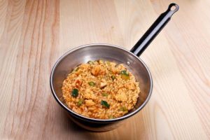 Arroz entre comillas de pollo de corral y verduras FM