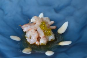 gamba-blanca-del-grao-agua-de-escalivada-y-almendras-fm