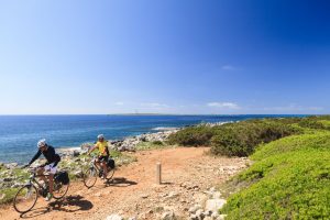 Cami de Cavalls en bici. Copy Turismo de Menorca (2) (FILEminimizer)