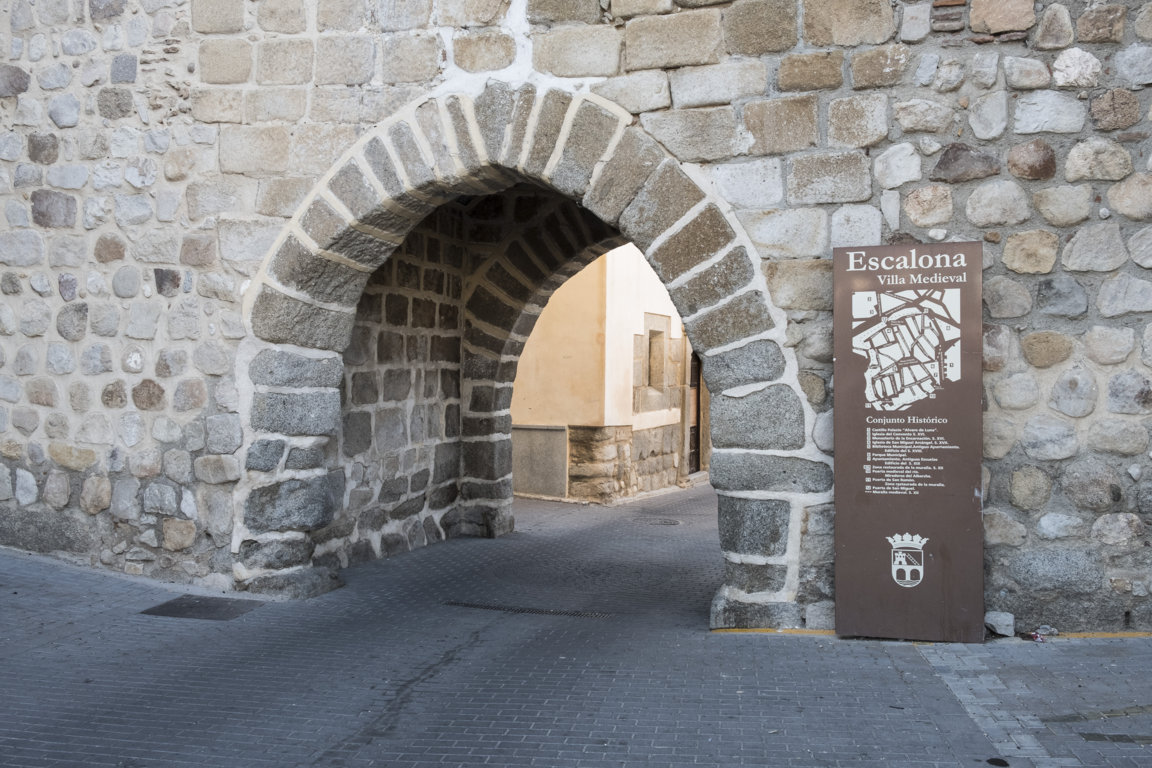 Escalona Puerta De Entrada En La Muralla Medieval 2 FILEminimizer 