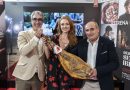 Asici premia con un jamón ibérico a la actriz Cristina Castaño