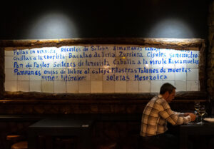 restaurante La Zaranda. azulejos antiguos con el menú (FILEminimizer)