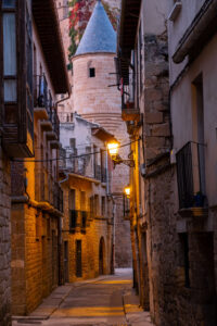 Olite. Calle al anochecer con el palacio real al fondo (FILEminimizer)