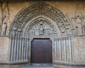 Olite. fachada arquivoltas iglesia Santa Maria la Real (FILEminimizer)