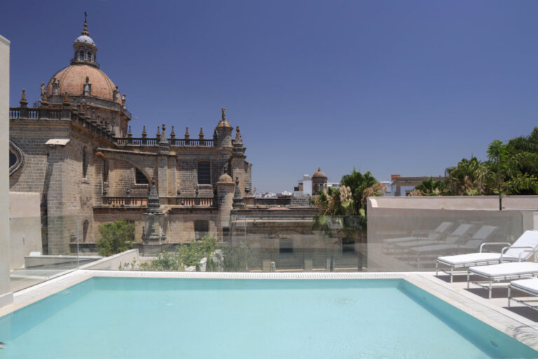 Piscina con Catedral