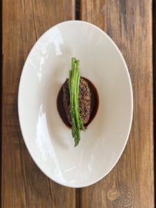 JOAN MARC RESTAURANT. Albondiga de cerdo negro especiada rellena de manzana y esparragos (FILEminimizer)