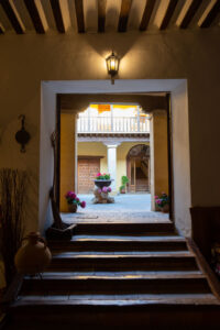 Huete. Hotel Casa Palacio Conde de Garcinarro. zaguan y entrada al patio (FILEminimizer)