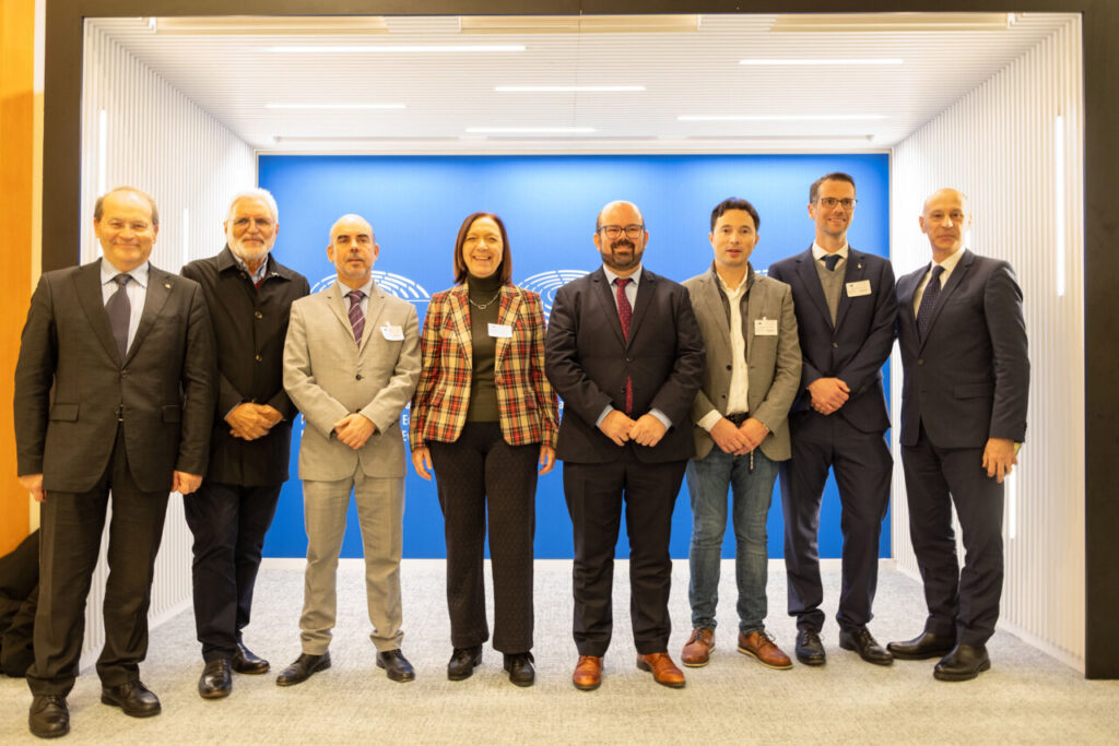 Sergio Ortiz, alcalde de Cariñena, junto a los miembros del Consejo de RECEVIN, en el Parlamento Europeo