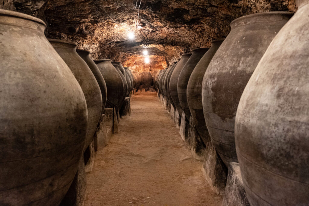 Colmenar de Oreja. Bodegas Peral. Cueva con tinajas 2 (FILEminimizer)