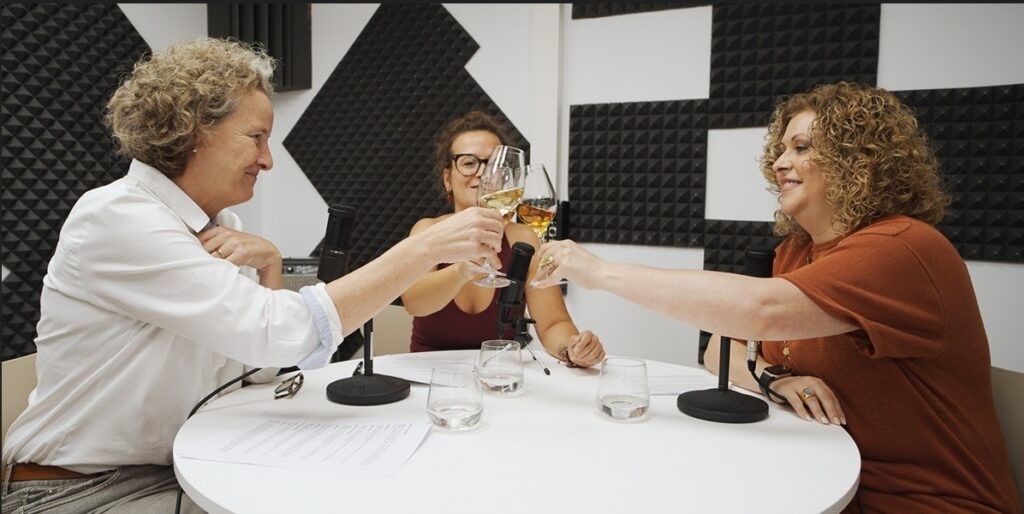 Sobretablas Montse Molina, Bodegas Barbadillo, Laura Sánchez Lara, conductora, y Victoria Frutos, Jose Estevez (FILEminimizer)