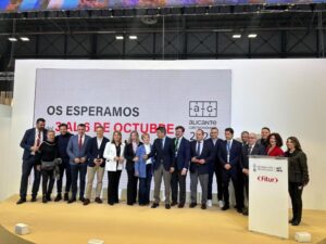 Foto de familia tras la presentación de Alicante Gastronómica y Gastrónoma (FILEminimizer)