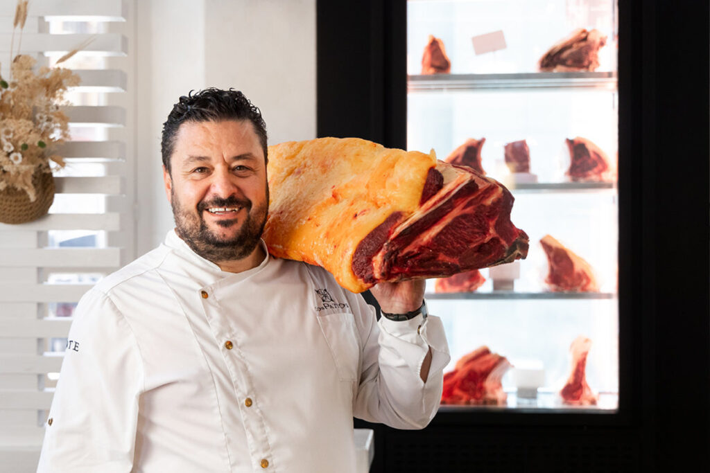 Manuel Joven con chuletero en Los Patios mr (FILEminimizer)