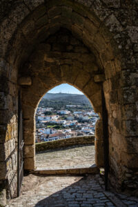 Montánchez. Castillo. puerta de acceso al recinto con el pueblo al fondo