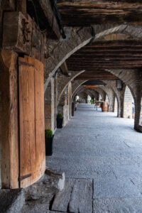 Aínsa. portales de la plaza mayor con prensa de vino comunal (FILEminimizer)