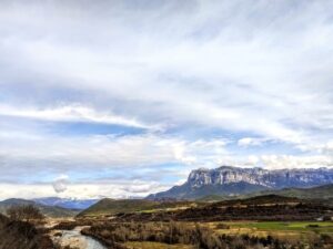 Aínsa. vista de la Peña Montañesa (FILEminimizer)