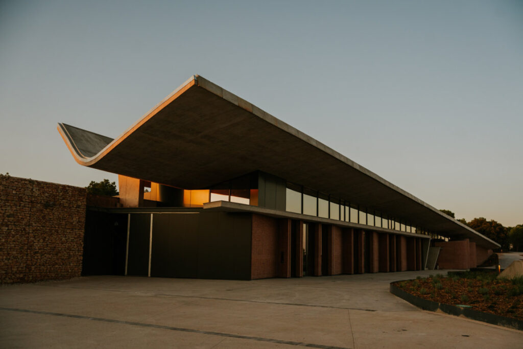 Bodegas La Horra exterior 01 (FILEminimizer)