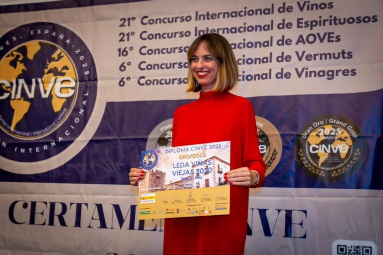 TERESA MUÑOZ RECOGE EL PREMIO CINVE, MEDALLA DE ORO PARA LEDA VIÑAS VIEJAS (FILEminimizer)