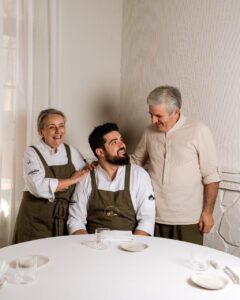 MESON SABOR ANDALUZ Pedro Aguilera con sus padres (FILEminimizer)