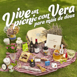 Productos gallegos dispuestos en una manta para un picnic.