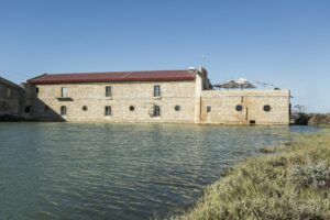 Aponiente: Restaurante de Ángel León Restaurante Aponiente ubicado en un molino de mareas junto al agua