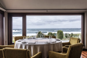 Restaurante As Garzas en Malpica Mesa elegantemente dispuesta con vistas al mar en As Garzas, Malpica.