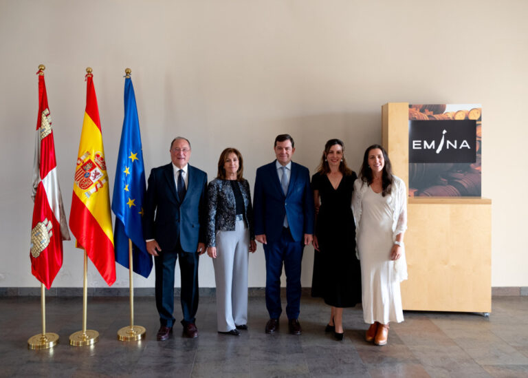 Celebración del 30 aniversario de Bodega Emina con autoridades y familia Moro.