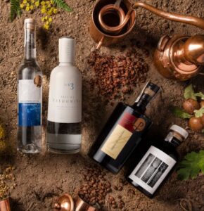 Botellas de licores y aguardientes de Galicia sobre arena