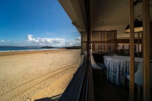 Restaurante El Serbal en Santander Vista del restaurante El Serbal con playa y mar al fondo