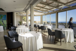 Interior del restaurante Orobianco en Calpe Interior del restaurante Orobianco con mesas y vistas al mar
