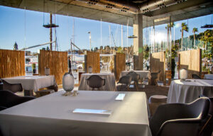 Restaurante José Carlos García en Málaga Interior del restaurante José Carlos García con vistas al puerto de Málaga