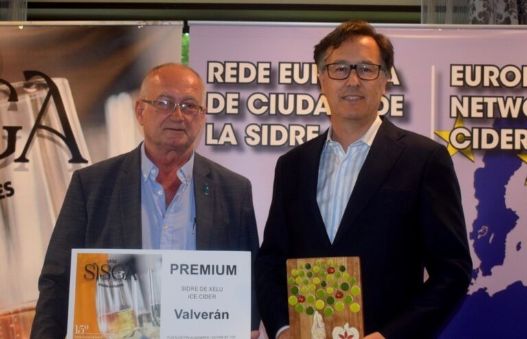 José Masaveu recibiendo premio por la mejor sidra de hielo en SISGA
