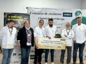 Kevin Díaz recibiendo un premio en el concurso de cocineros de Torrelavega