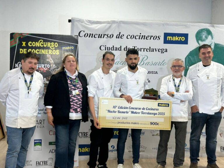 Kevin Díaz recibiendo un premio en el concurso de cocineros de Torrelavega