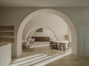 Interior de La Gaia en Ibiza Interior del restaurante La Gaia en Ibiza con mesas y arcos