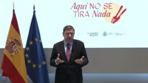 El ministro Luis Planas hablando sobre el desperdicio alimentario