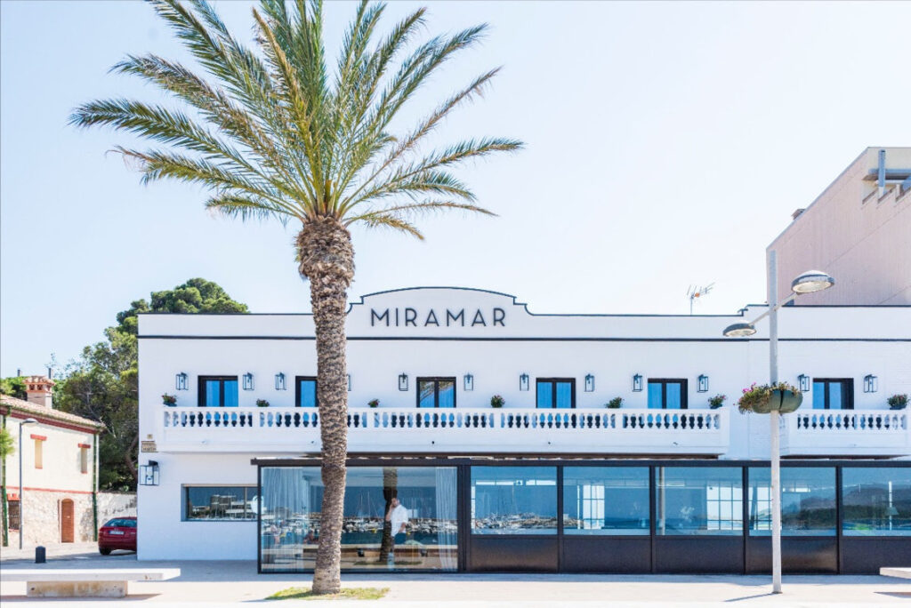 Fachada del restaurante Miramar en Llançà con palmera