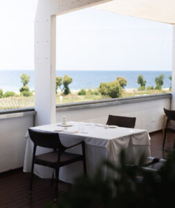 Restaurante Peix & Brases con vistas Mesa en restaurante Peix & Brases con vistas al mar