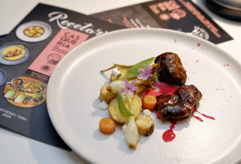 Plato de casquería del chef Franchesko Vera con guarnición colorida