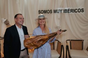 thumbnail 1. Raúl García, presidente de ASICI, y Cayetana Guillén Cuervo (FILEminimizer)