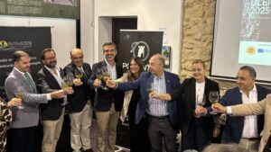 Brindis durante la inauguración de la campaña de AOVE en Granada
