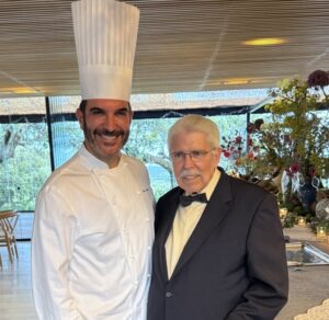 Dos chefs posando en un evento gastronómico en homenaje a Salvador Gallego.