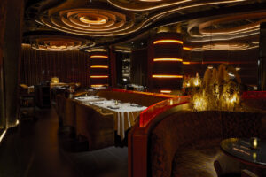 Interior del restaurante Leña en Barcelona con iluminación moderna