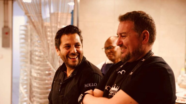 Diego Gallegos y David Olivas sonriendo en la cocina