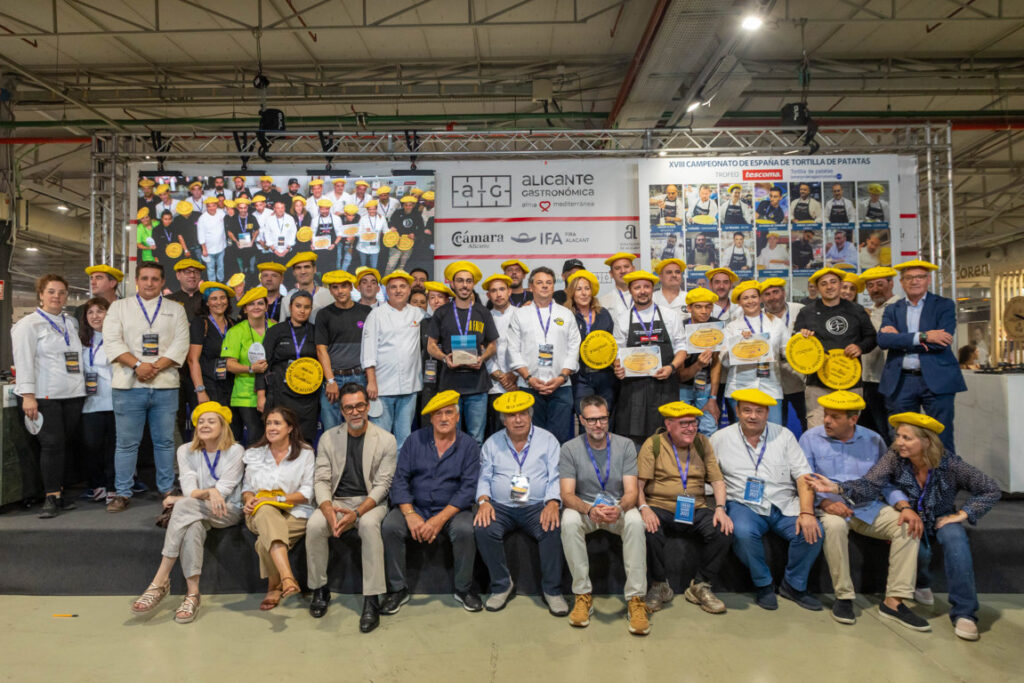 Grupo de concursantes y jurado en Alicante Gastronómica 2025