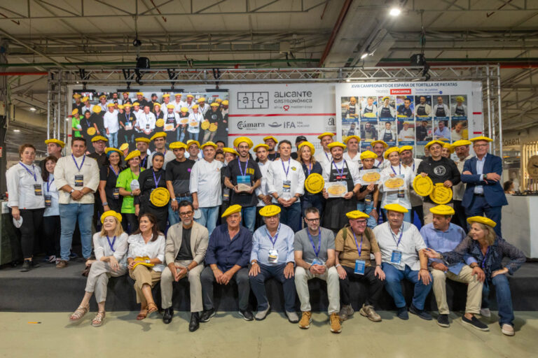 Grupo de concursantes y jurado en Alicante Gastronómica 2025