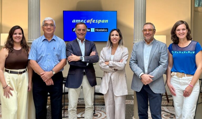 Grupo de personas en evento sobre panadería y pastelería