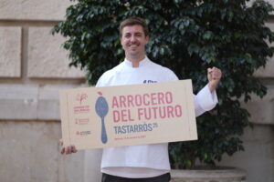 Chef Arturo Roig mostrando su premio en Tastarròs 2025 en Valencia.